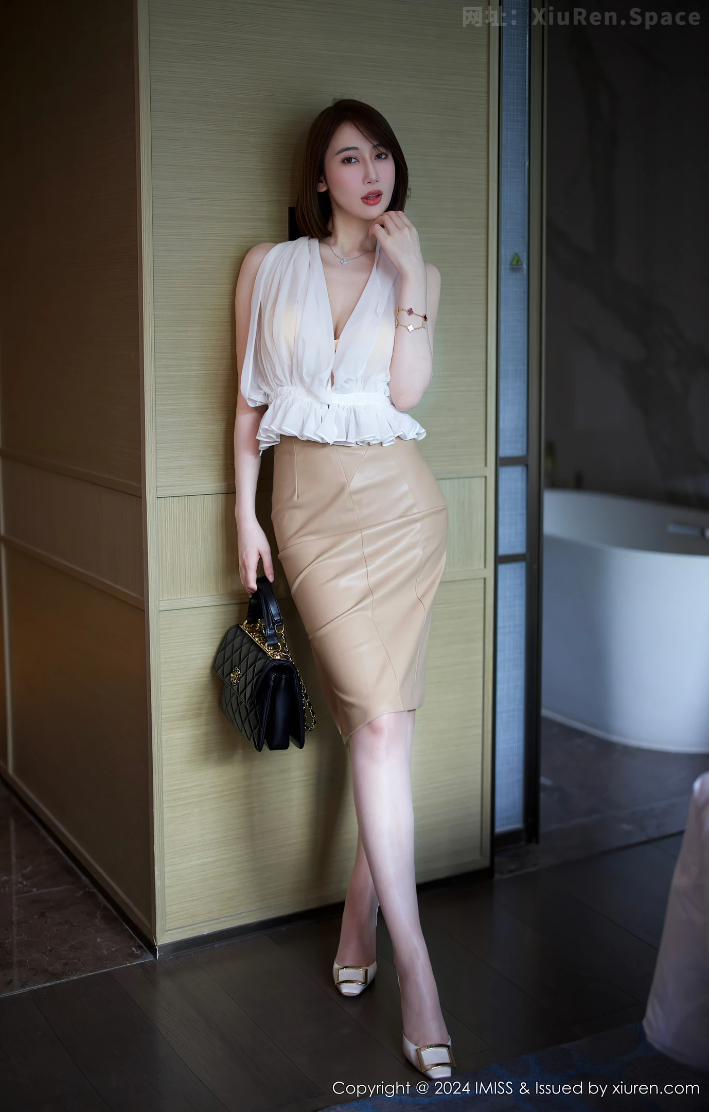 图片[5]-[IMISS爱蜜社]Vol.779 模特瑞妤性感白上衣配浅色皮裙露超薄肉丝秀曼妙身姿诱惑写真46P-秀人网官方网站